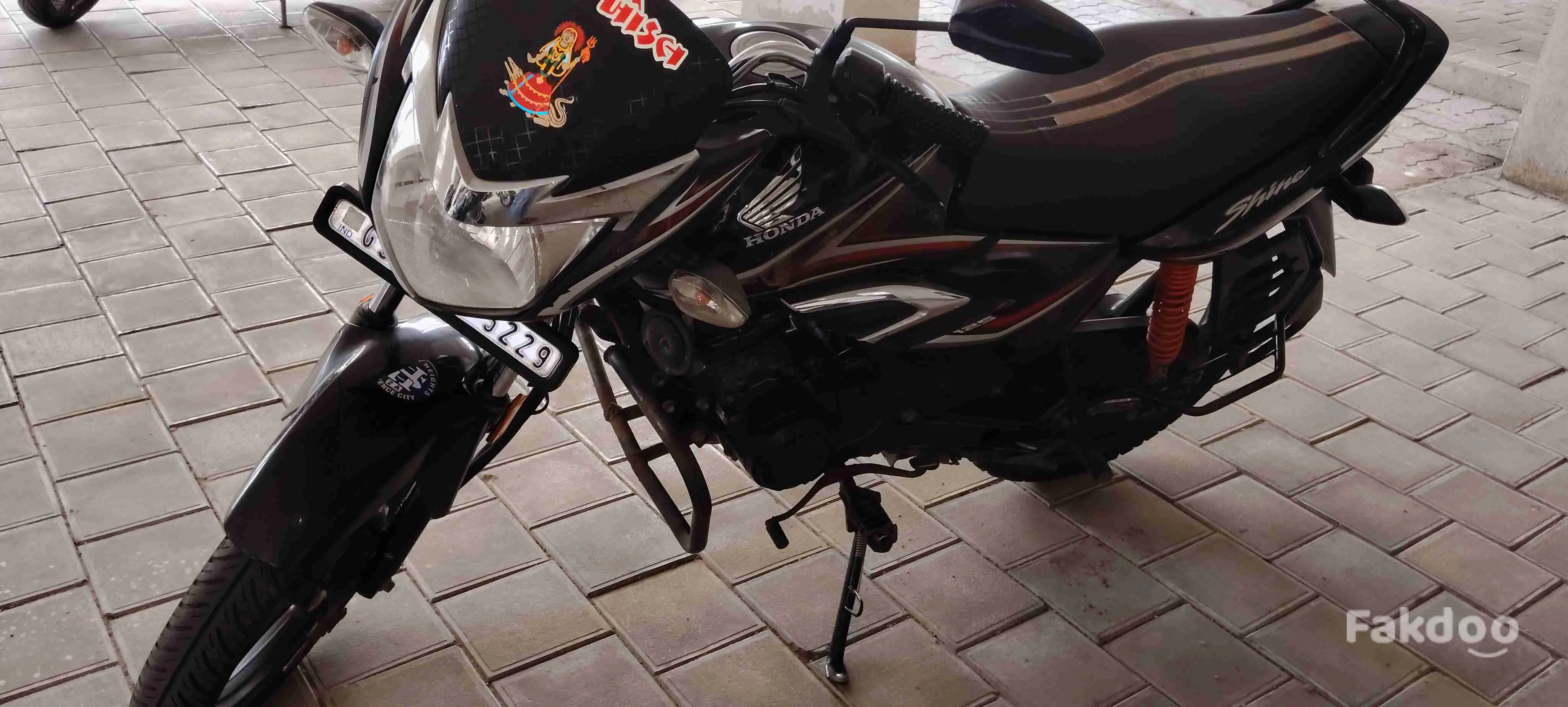 Honda shine well condition 1 st owner in Science City, Ahmedabad, Gujarat - Fakdoo - 2 - Thumbnail