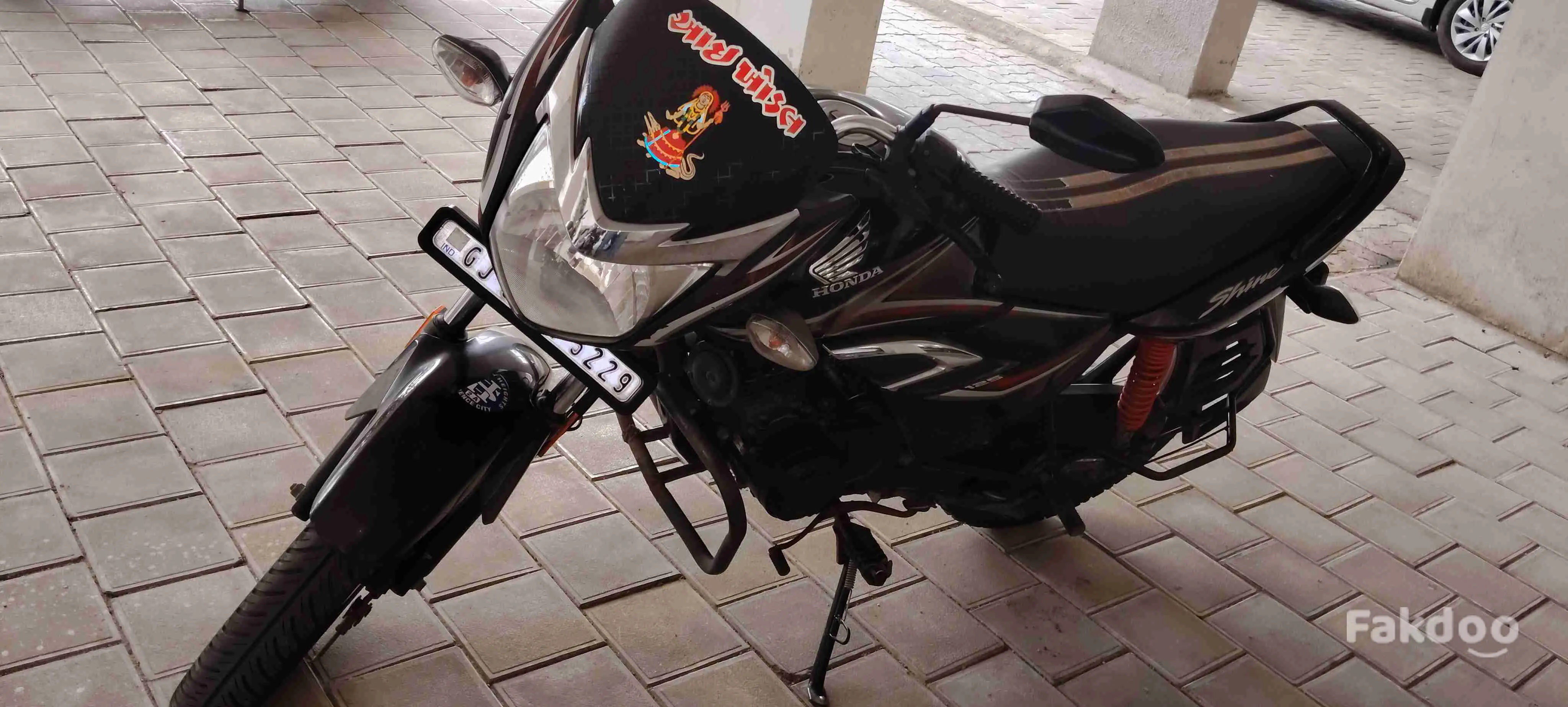 Honda shine well condition 1 st owner in Science City, Ahmedabad, Gujarat - Fakdoo - 4 - Thumbnail