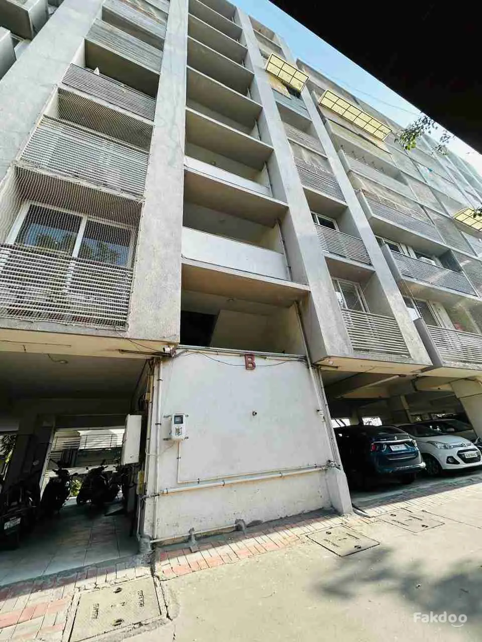 Buy Used Flat in Ahmedabad, Gujarat - Fakdoo - 2 - Thumbnail