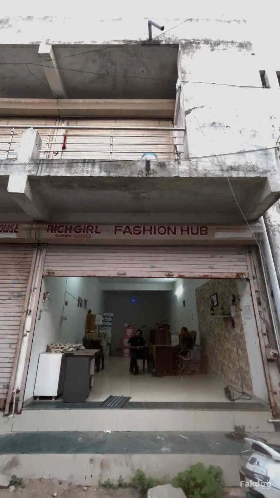 4 SHOP BUILDING SELL WITH PARSONAL TERIS